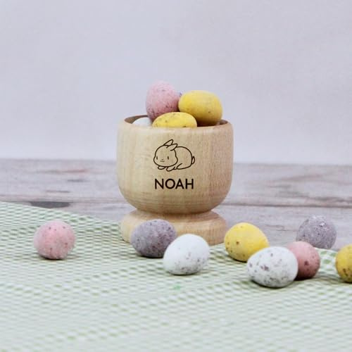 eBuyGB Personalised Egg Cup, Engraved Wooden Egg Cup, Easter Gift for Kids, Dippy Egg Holder with 10 Icon Choices, Squirrel, Tractor, Chicken, Frog (Pack of 1)