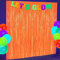 Partyzubehör, leuchtet im Dunkeln, 2 Stück, orange leuchtende Party-Fransenvorhänge, metallische Lametta-Folie als großer Eingang für Neon-Party-Dekorationen, 1 x 2 m