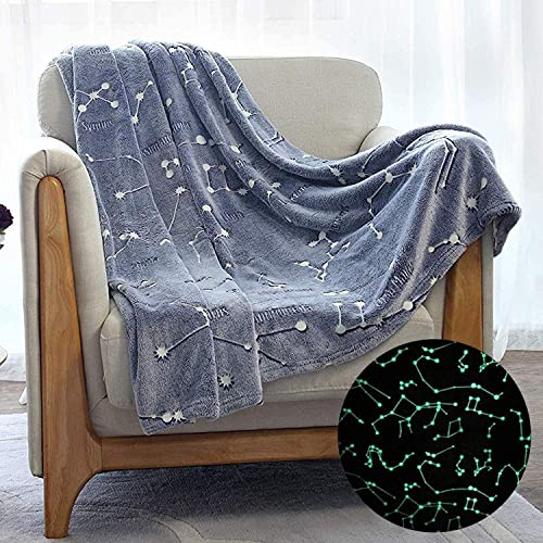 Kanguru weiche Glow-Fleecedecke, leuchtet im Dunkeln, blau Motiv mit Sternen, Maße 130x150 cm, ideale Kuscheldecke für Bett, Sofa, Geschenkidee zum Geburtstag oder zu Weihnachten für Kinder