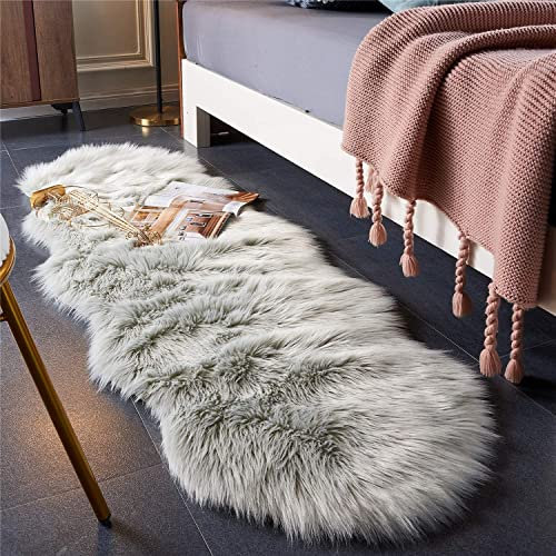 JXLOULAN Faux Lammfell Schaffell Teppich Grau 80x180 cm, Weicher Flauschiger Teppich Wohnzimmer Deko, Longhair Fell Lammfellimitat Carpet für Stühle Sofa Schlafzimmer Kinderzimmer