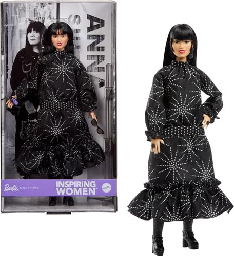 Barbie Inspirierende Anna Sui Puppe für Damen, Sammlerstück im Boho-Chic, schwarzes Kleid, Outfit mit Stiefeln, Sonnenbrille und Parfüm-Accessoire