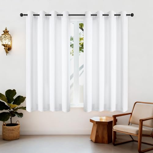 Simplebrand Kurze Vorhänge Weiß mit Ösen 2er Set H137 x B140 cm | Lichtfilternd und beidseitig matt, weich und pflegeleicht für Küche, kleine Fenster, Schlafzimmer und Kinderzimmer