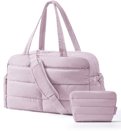 bagsmart Reisetasche Sporttasche Damen, 31L Wasserabweisend Wickeltasche | Puffer Handgepäck Tasche Weekender Bag Gesteppt mit Kosmetiktasche, Kliniktasche Geburt für Gym, Fitness, Arbeit, Mattes Lila