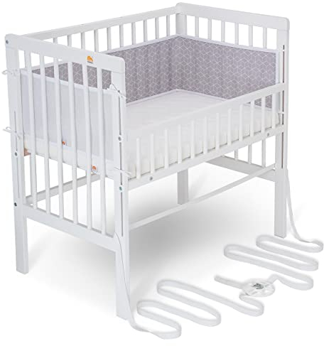 FabiMax Baby Beistellbett für Boxspringbett, TÜV geprüft 2022, inkl. Matratze und Nestchen aus Netzstoff, Buche massiv weiß, Air/graue Würfel