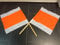 2 STÜCK WARNFAHNE FLAGGE WARNFLAGGE WINTERFAHNE FAHNE ORANGE/WEISS 500x500MM MIT STIEL