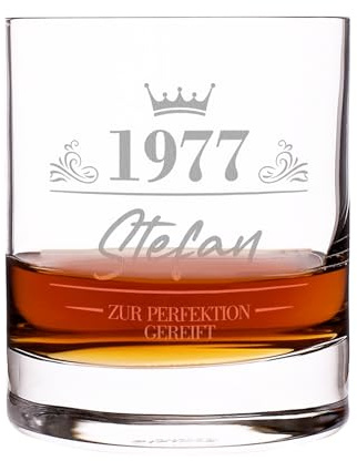 Herz & Heim® Whiskeyglas mit Gravur zum Geburtstag – Geschenk für Männer – Personalisiertes Whiskyglas als Geburtstagsgeschenk – Whisky-Tumbler Glas mit Name & Jahr