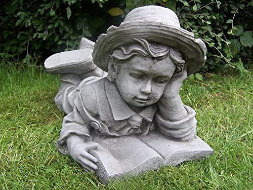 Garden Mile Décoration de jardin en forme de garçon allongé et lisant – Entièrement imperméable en résine effet pierre, statue de pelouse et sculpture faite à la main pour la maison et le jardin