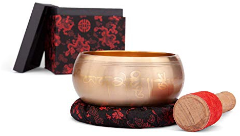Bodhi Indische Klangschale Ø 15 cm | Klangschalen Set inkl. Kissen, Klöppel & Geschenkbox | Singing Bowl mit Verzierung | Ideales spirituelles Geschenk | Meditationszubehör aus Messing