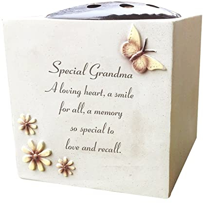 Grabvase Rosenschale mit Schmetterling und Blumen - Gedenkblumenhalter Ornament graviert mit einem Beerdigungsvers wetterfest Grabschmuck Ornament 14 x 15 cm (Oma)
