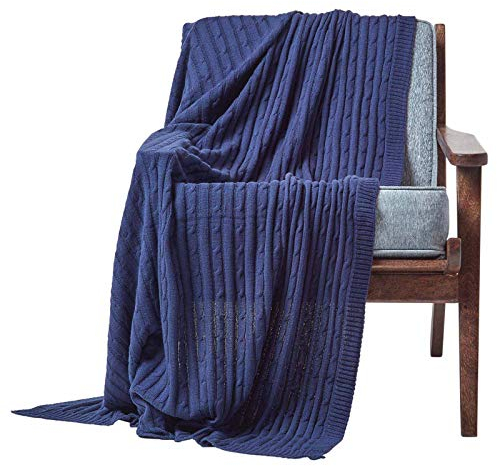 Homescapes gestrickte Tagesdecke, dunkelblaue Wohndecke 130 x 170 cm, Strickdecke aus 100% Baumwolle mit Zopfmuster, ideal als Sofaüberwurf, Kuscheldecke, Plaid oder Babydecke, Marineblau