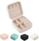 FOME Kleine Schmuckschatulle, tragbare Schmuckschatulle, Organizer, PU-Leder, Mini-Reise-Schmuck-Aufbewahrungsbox für Ringe, Ohrringe, Halsketten, Schmuckgeschenk für Frauen und Mädchen, weiß