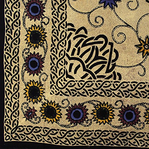 Tapisserie mit keltischem Sonnenblumen-Aufdruck.