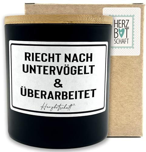 HERZBOTSCHAFT Duftkerze mit Spruch – Riecht nach untervögelt und überarbeitet – originelles Geschenk, handgemachte Sojakerze im Glas, nachhaltig, optional mit personalisiertem Bambusdeckel