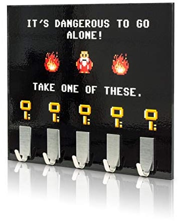 getDigital Dangerous to go Alone Schlüsselbrett | Schlüsselleiste mit 5 Schlüssel-Haken | Exklusiver Fanartikel zum berühmten Spiele-Klassiker, Schwarz, 21 x 16 cm
