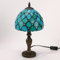 FUMAT Tiffany Tischlampe, Retro Lampe, Kleine Vintage Nachttischlampe, Deko Tischleuchte, Blau Blumen Muster, Handcraft Bunte Glas Lampenschirm, Mit E27 LED Glühbirne, für Schlafzimmer Wohnzimmer Büro
