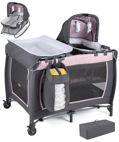 COSTWAY Cuna de Viaje Bebe con Colchón, 5 en 1 Centro de Actividades para Bebés con Cambiador, Cuna para Bebé, 2 Juguetes Colgantes y Caja de Música, Ruedas Móviles y Cesta de Almacenamiento (Rosa)