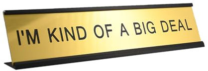 Toplusesse I'M KIND OF A BIG DEAL Gold Funny Desk Signs for Office Novelty Desk Sign Nameplate Office Decor Plaque Men Women Gift