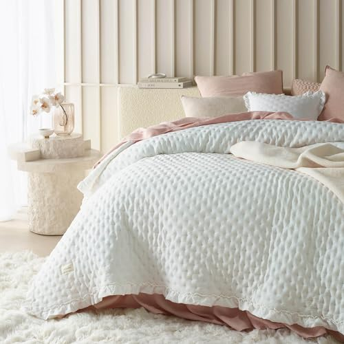 ROOM99 Molly Elegante Tagesdecke in Ecru 220 x 240 cm Vielseitige Wohndecke als Bettüberwurf oder Sofaüberwurf Überwurfdecke für Bett und Sofa Steppdecke Stil Ideal als Bedspread