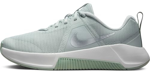 Nike MC Trainer 3 Damen Workout-Schuh, Light Silver/MTLC Platinum-Summit White, 43 EU