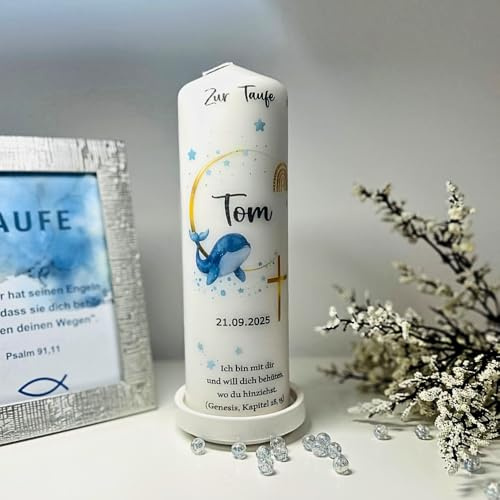 Personalisierte Taufkerze mit individuellem Taufspruch, gestaltet in Korallenblau mit goldenem Regenbogen und Wal-Motiv. Das perfekte Geschenk zur Taufe, Maße: 25 x 8 cm.