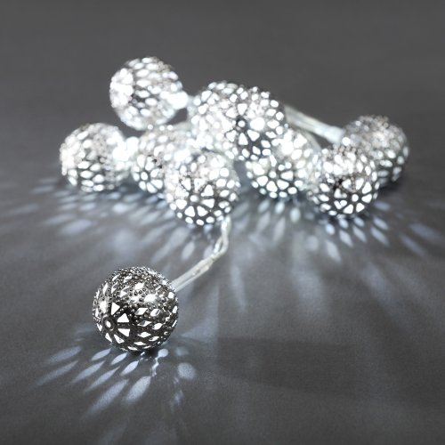 Konstsmide 3188-303 LED Dekolichterkette silberfarbene Metallbälle / für Innen (IP20) / VDE geprüft / Batteriebetrieben: 3xAA 1.5V (exkl.) / 10 kalt weiße Dioden / transparentes Kabel