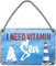 I Need Vitamin Sea Hängeschild - Metallschild mit Kordel und Saugnapf - Maritime Deko für Strandkorb Bad Garten Balkon Terrasse Eingang Lieblingsplatz Arbeitsplatz Büro Boot - 18x12cm