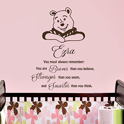 Vinyl Wandtattoo Zitat You Must Always Remember You Are Braver Winnie Puuh the Pooh mit Namen für Mädchen Junge Kinder Baby Bär Wandaufkleber Wandsticker Wanddekoration Kinderzimmer Babyzimmer A521