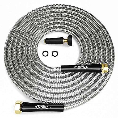 TITAN Gartenschlauch aus Metall, flexibler Wasserschlauch mit massiven 1,9 cm Messing-Anschlüssen, 360 Grad Messingstrahldüse, leicht, knickfrei, robust und langlebig, robuster 304 Edelstahl
