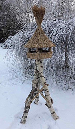 Vogelfutterhaus mit Reetdach, Tippi - Haus klein, incl. Birkenständer mittel - schwer