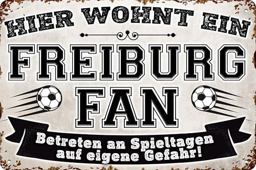 14x20 cm Blechschild für Fußball Fans, hier wohnt ein Freiburg Fan – Wandschild, Türschild, Torschild, lustiger Fussball Spruch, Fanartikel