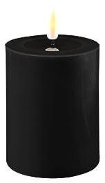 ReWu LED Kerze Deluxe Homeart, Indoor LED-Kerze mit realistischer Flamme auf einem Echtwachsspiegel, warmweißes Licht - Schwarz 7,5 x 10 cm