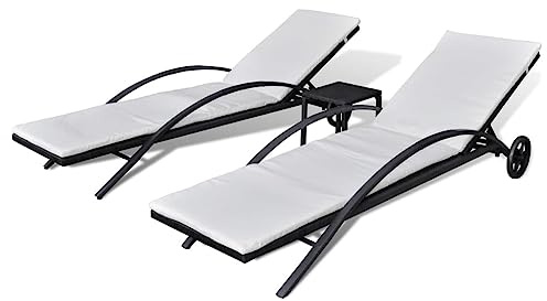QJBSAVVA Salon de Jardin 2 Transats et 1 Table Basse en Résine Tressée Noire, Bains de Soleil avec Coussins Blanc Crème et Dossier Réglable pour Patio Terrasse et Balcon