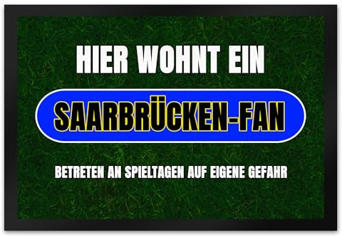 speecheese Hier wohnt EIN Saarbrücken-Fan Fußmatte XL in 40x60 cm mit Rasenmotiv Sportfan Saarbrücken Sport Deutschland Kult