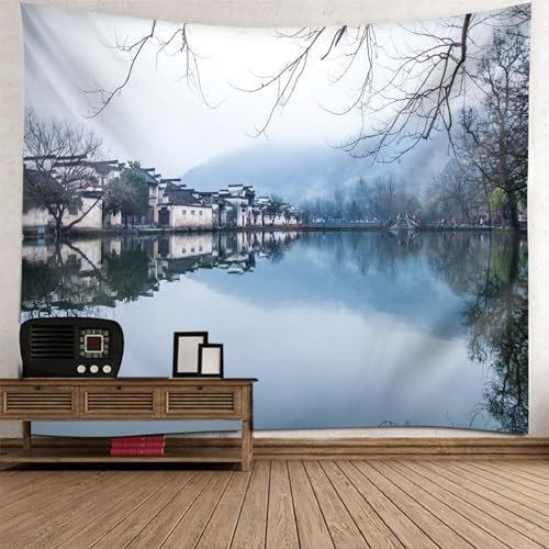 Lirzxin Wandbehang 210x140CM, Wandteppiche Dorf Landschaft Am Seeufer Grau Blau Tapisserie Wandtuch für Wohnzimmer Schlafzimmer Picknickdecke Teppich Yogamatte Wanddeko