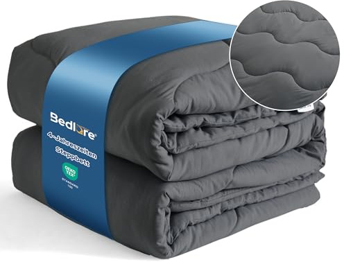BEDLORE Bettdecke 135x200 cm – Atmungsaktive & Weich Ganzjahresdecke(Grau) | Temperierend, Gleichmäßiger Füllung, Flauschige Mikrofaser, OEKO-TEX Zertifiziert, 4 Ecklaschen, Waschbar & Trocknergeeignet