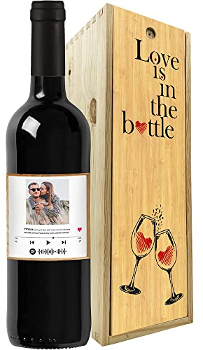 Regalo San Valentino - Bottiglia vino personalizzata e cassa legno - Idea regalo innamorati, anniversario di fidanzamento e di matrimonio (Canzone del cuore, Love is in the bottle)