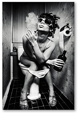 Postereck - Hochwertiges Party Girl Schwarz-Weiß | Frau Mit Alkohol Und Zigarette Auf Toilette | Freche Gäste WC Deko | Bild Badezimmer - 3:2 - 91,0 cm x 61,0 cm