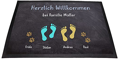 Tierisch-tolle Geschenke Personalisierte Fussmatte „Herzlich Willkommen“ mit bis zu 7 Wunschnamen für Familie, Kind(er) und Hund(e) mit Fuß- und Pfotenabdrücken (Paar mit 2 Haustieren)