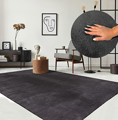 the carpet Relax Moderner Flauschiger Kurzflor Teppich, Anti-Rutsch Unterseite, Waschbar bis 30 Grad, Super Soft, Felloptik, Anthrazit, 80 x 300 cm