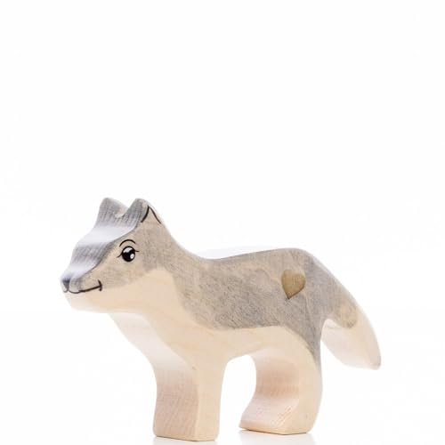 Lilu® Wolf Welpe stehend mit leuchtendem Herz, Wald Holztiere handbemalt, Holzfigur Spielfigur Tiere aus FSC®-Holz, EN71 und DEKRA Zertifiziert Holzspielzeug für Kinder