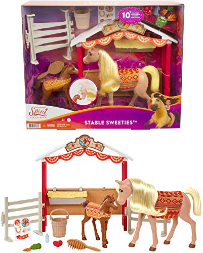 Dreamworks Spirit GXF53 - frei und ungezähmt Stallfreunde Spielset mit 2 Pferden (ca. 20cm & 13cm), Pferdekoppel und Zubehör für die Pferdefütterung, tolles Geschenk für Kinder ab 3 Jahren