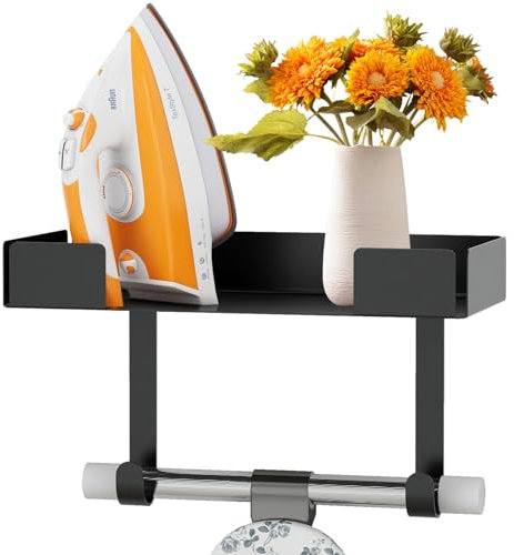JUYSON Soporte de pared de metal para tabla de planchar, decoración y almacenamiento con gran almacenamiento, cesta de base de acero inoxidable negro y ganchos extraíbles