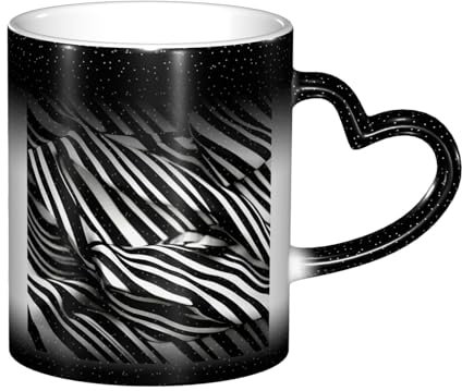 Tasse à café en céramique à rayures noires et blanches qui changent de couleur dans le ciel