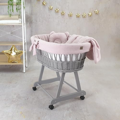 WIKLINOPOL Baby Stubenwagen – Komplettset mit Grauer Moseskorb, Matratze & Bettwäsche aus 100% Baumwolle Oeko-Tex in Fliederfarbe Gold – sicherer Schlafplatz mit Rollen & Bremse – Modell Amelia