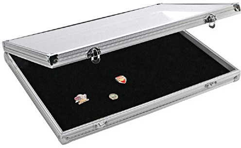SAFE Alu-Sammelvitrine für Pins und Mineralien, 39,5 x 30 cm | Flache Aluminiumvitrine mit transparenter Klappabdeckung und herausnehmbarer schwarzer Samteinlage zur Wandmontage