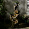 LED-Gartenbrunnen im Baumstamm-Design, 5-stufiger Kaskaden-Wasserfall aus wetterfestem Kunstharz | Naturgetreue Holzoptik für Terrasse & Vorgarten | 31 x 46 x 102 cm (LxBxH)​
