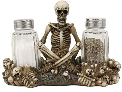 Ebros Gothic Tag der Toten Friedhof Garnish Meditierendes Skelett sitzend auf Friedhof von Knochen und Totenköpfen, Salz- und Pfefferstreuer, Figuren-Set 16,5 cm breit