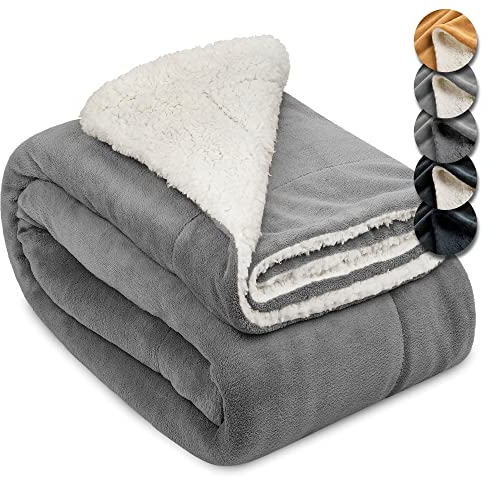 Beautissu Sherpa Decke Wohndecke Kuscheldecke 150x200cm Hellgrau/Weiß – Warme & Dicke Winterdecke Fleecedecke Lammfell-Optik – Flauschige XL Kuscheldecke Sofa Überwurf Couch Decke – Alina