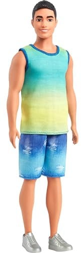 Barbie Fashionistas Ken-Puppe Nr. 236 mit schwarzen Haaren, einem blau-grünen Ombré-Tanktop, Jeans-Shorts und silberfarbenen Sneakern, HYV00