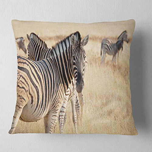 Designart Kissenbezug Zebra in Etosha Wandering in Gras, afrikanisches Design, für Wohnzimmer, Sofa, 40,6 x 40,6 cm